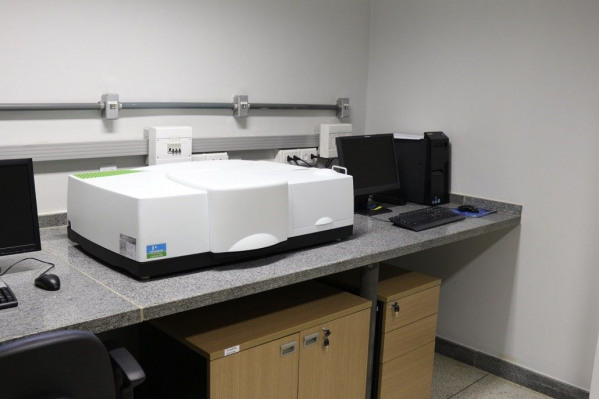 Espectrofotômetro Ultravioleta e Visível Perkin Elmer Lambda 1050.jpg